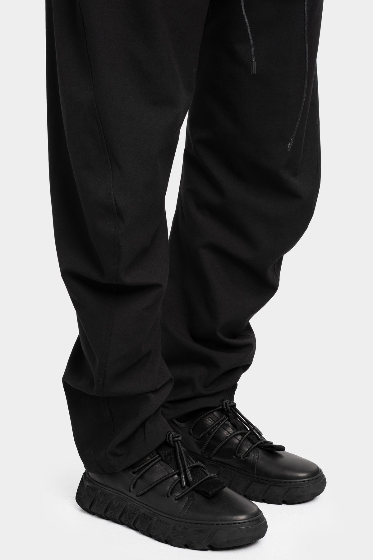 Low top laced leather sneakers