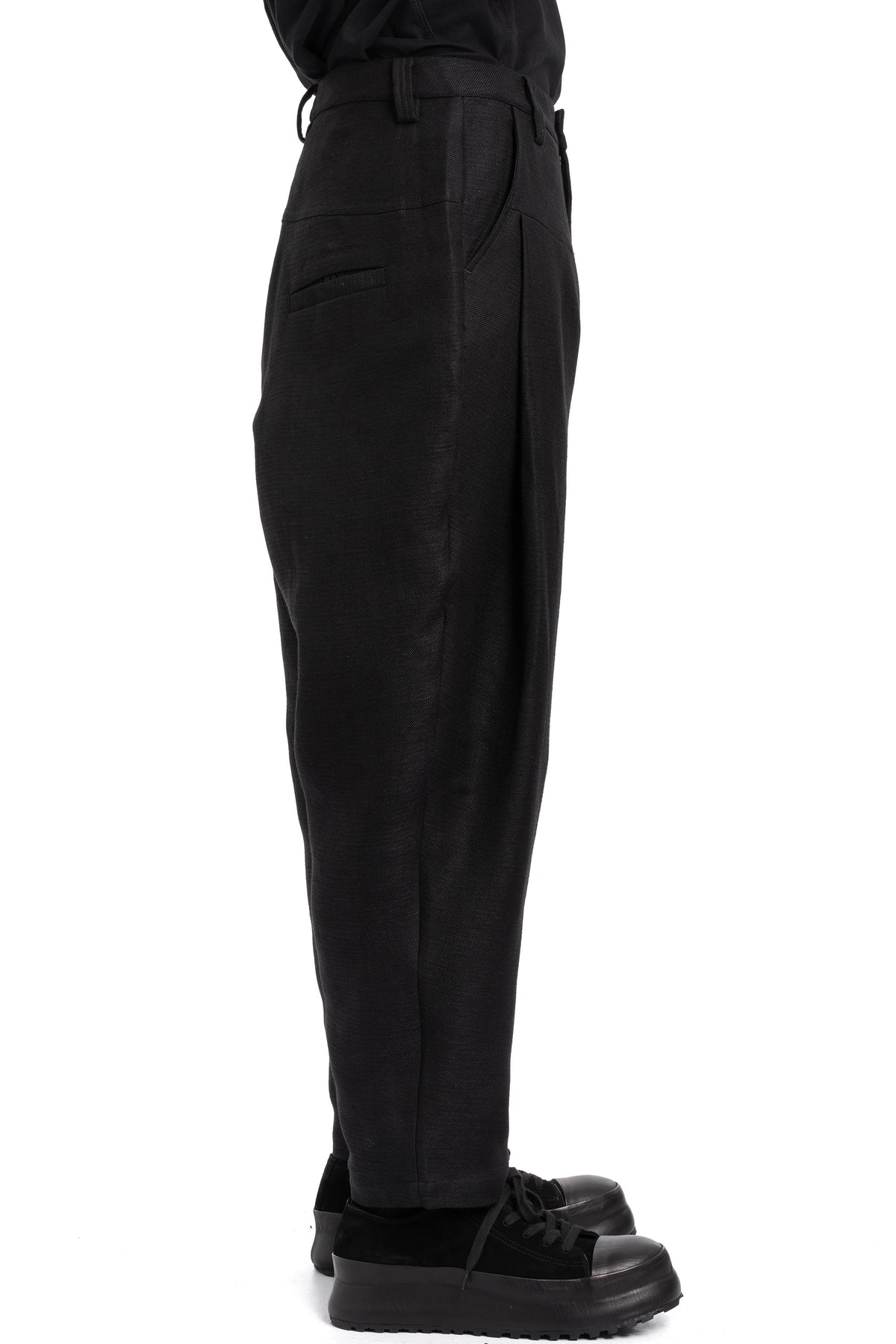 JOE CHIA | SS26 - Pleated curved pants PA2616