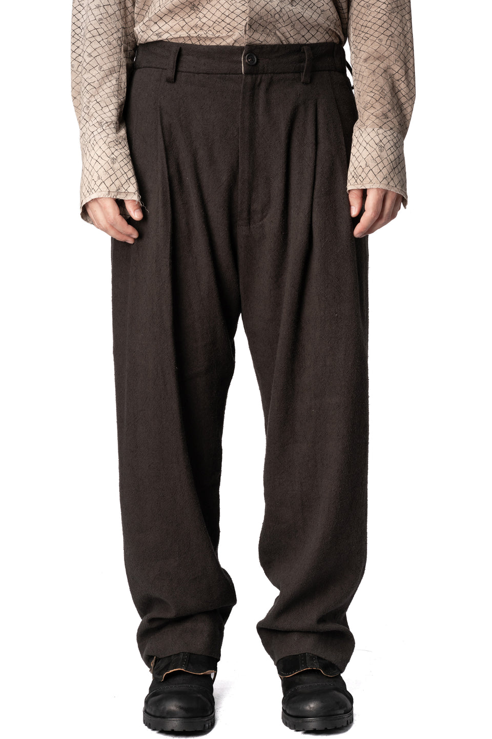 Drop-crotch pleated trousers