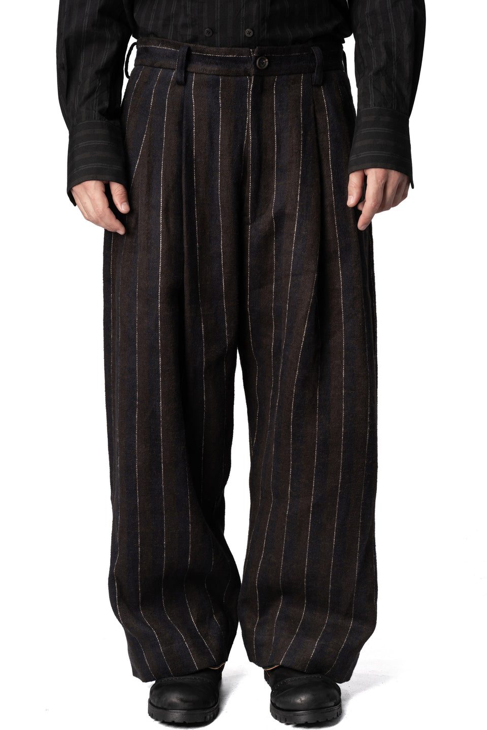 Pleated wide-leg pinstripe trousers