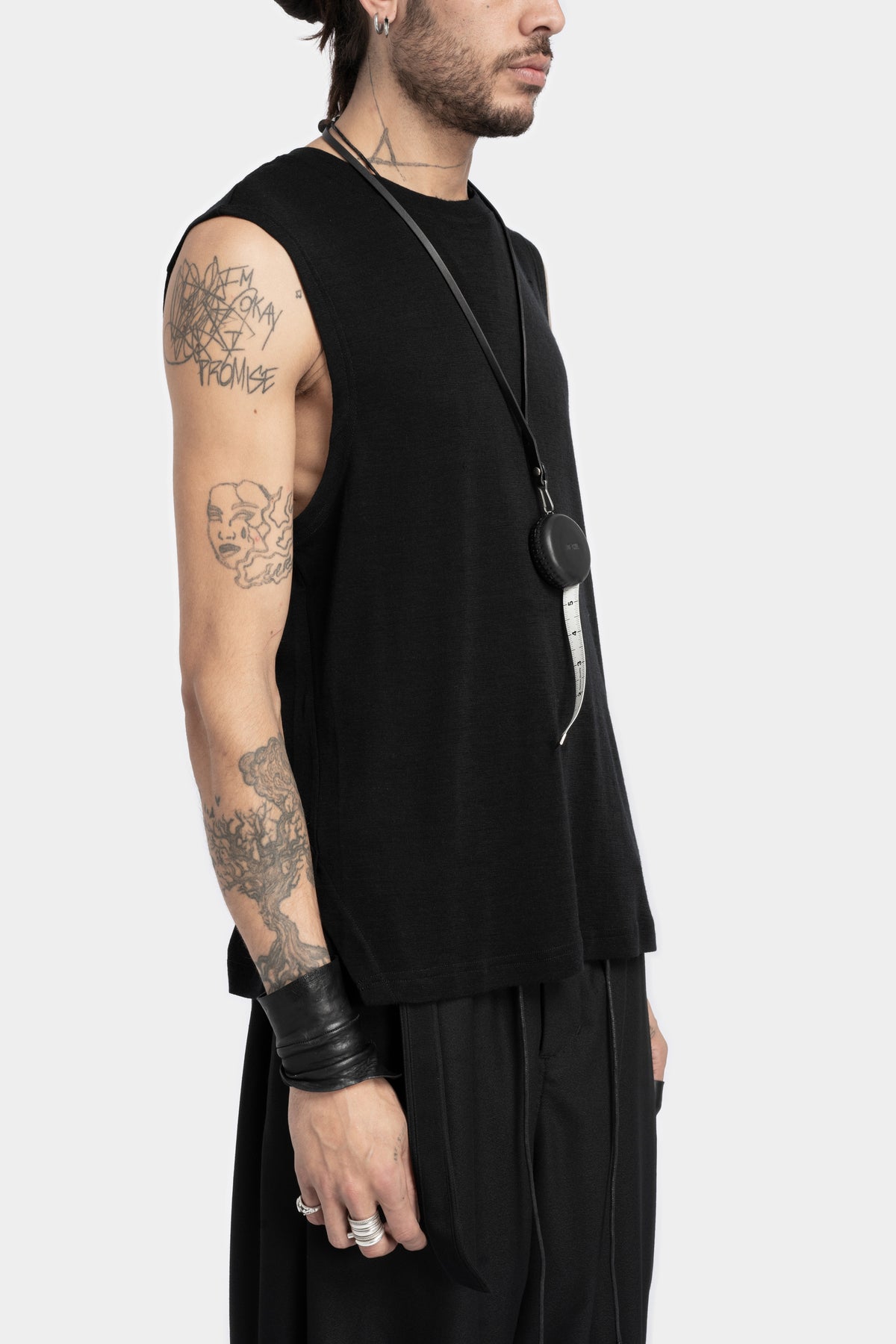 JOE CHIA | AW24 - Retractable measuring tape w. leather case
