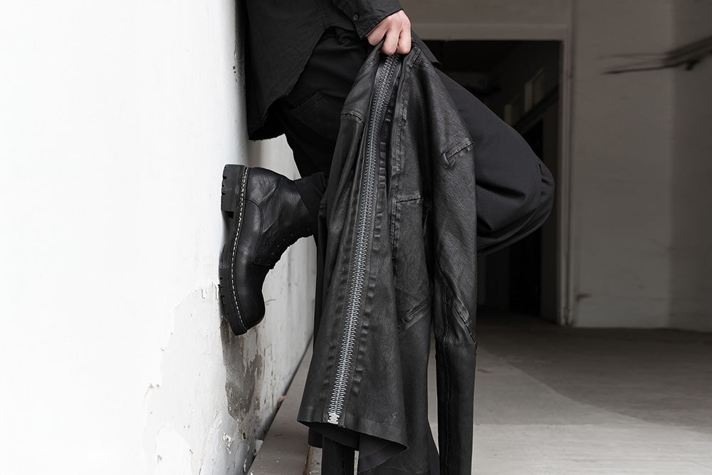ISAAC SELLAM EXPERIENCE – Experimental Leatherwear, Object-Dyed & Sculptural Design