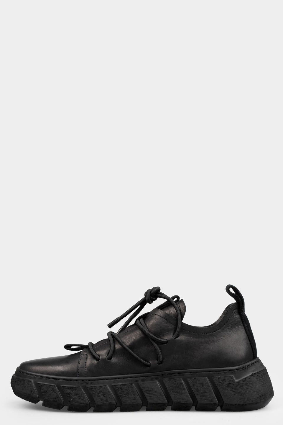 Low top laced leather sneakers