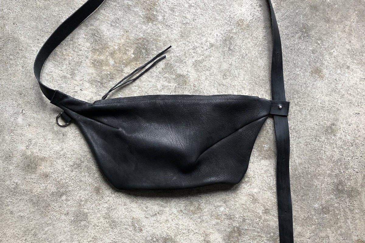 WERKSCHWARZ - Minimalistische Ledertaschen & handgefertigte Avantgarde-Accessoires